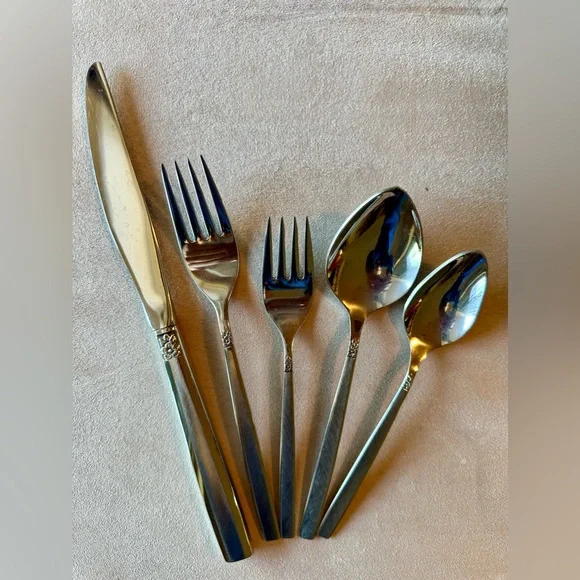 Oneida Ltd. 1881 Rogers Vintage “Melissa” Stainless Flatware 70 Pc.Used Retired - Picture 15 of 15